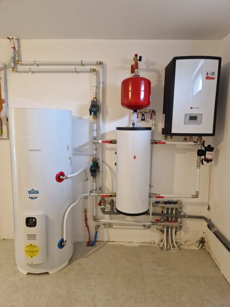 Installation complète de chauffage avec ballon d’eau chaude Atlantic, vase d’expansion et réseau hydraulique – réalisation DK Concept chauffage sanitaire