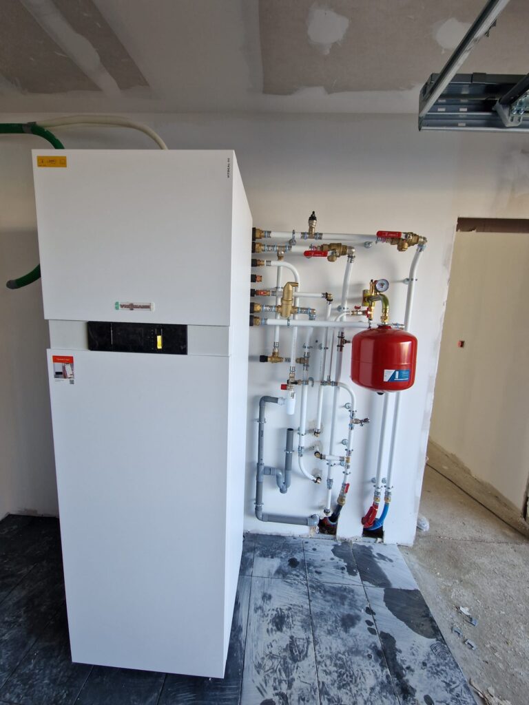 Installation chaudière Viessmann avec réseau de plomberie et système de chauffage central – pose professionnelle DK Concept