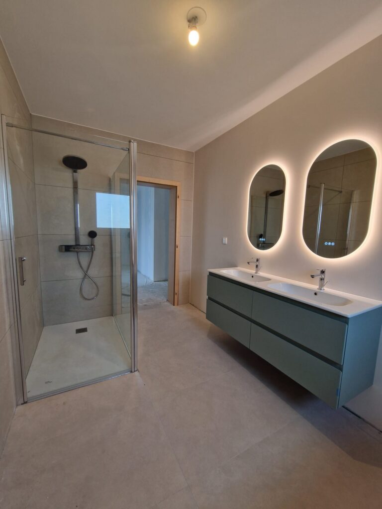 Salle de bain moderne avec douche à l’italienne, double vasque et miroir LED – installation sanitaire complète par DK Concept