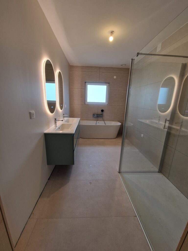 Installation salle de bain complète avec baignoire, douche à l’italienne et meuble double vasque – expertise plomberie DK Concept